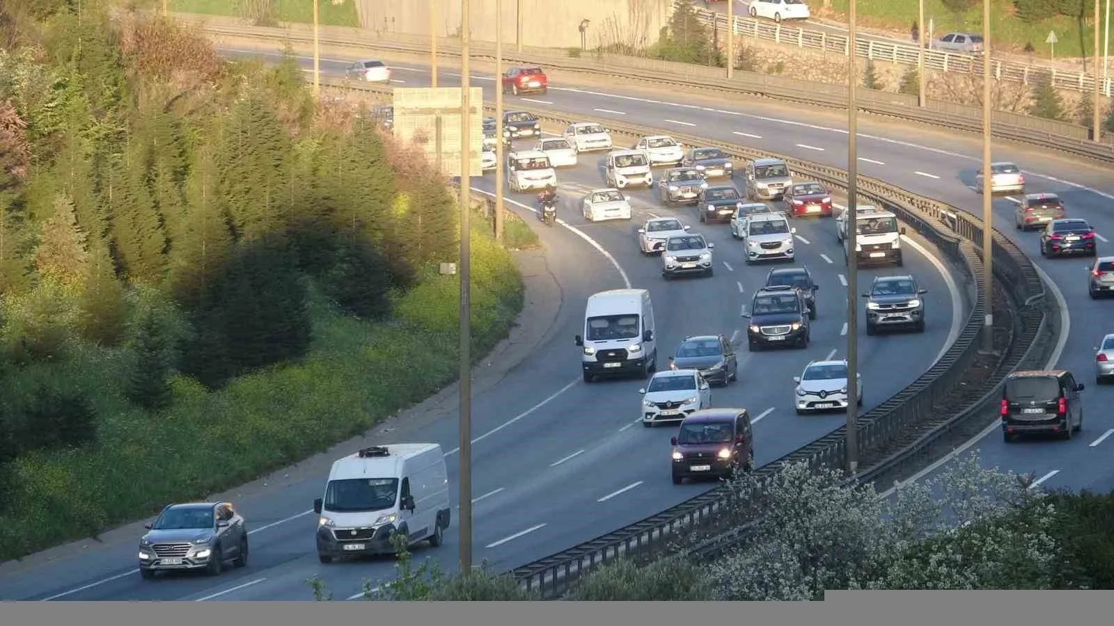 İstanbul-Anadolu dönüş yolculuğu sırasında Kocaeli ve İzmit geçişlerinde trafik sıkışıklığı