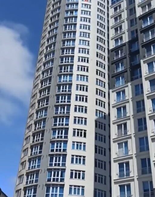 İstanbul’da 6,2 büyüklüğündeki deprem sırasında Esenyurt’taki çok katlı binanın sallandığı