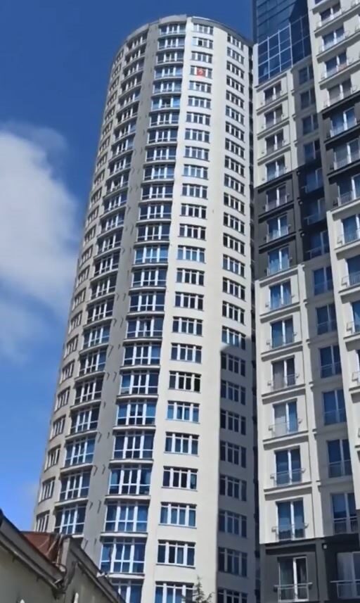 İstanbul’da 6,2 büyüklüğündeki deprem sırasında Esenyurt’taki çok katlı binanın sallandığı