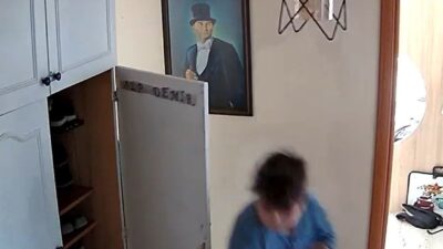 İstanbul’da evlerde yaşanan panik anları güvenlik kamerasına yansıdı. Görüntülerde, evde
