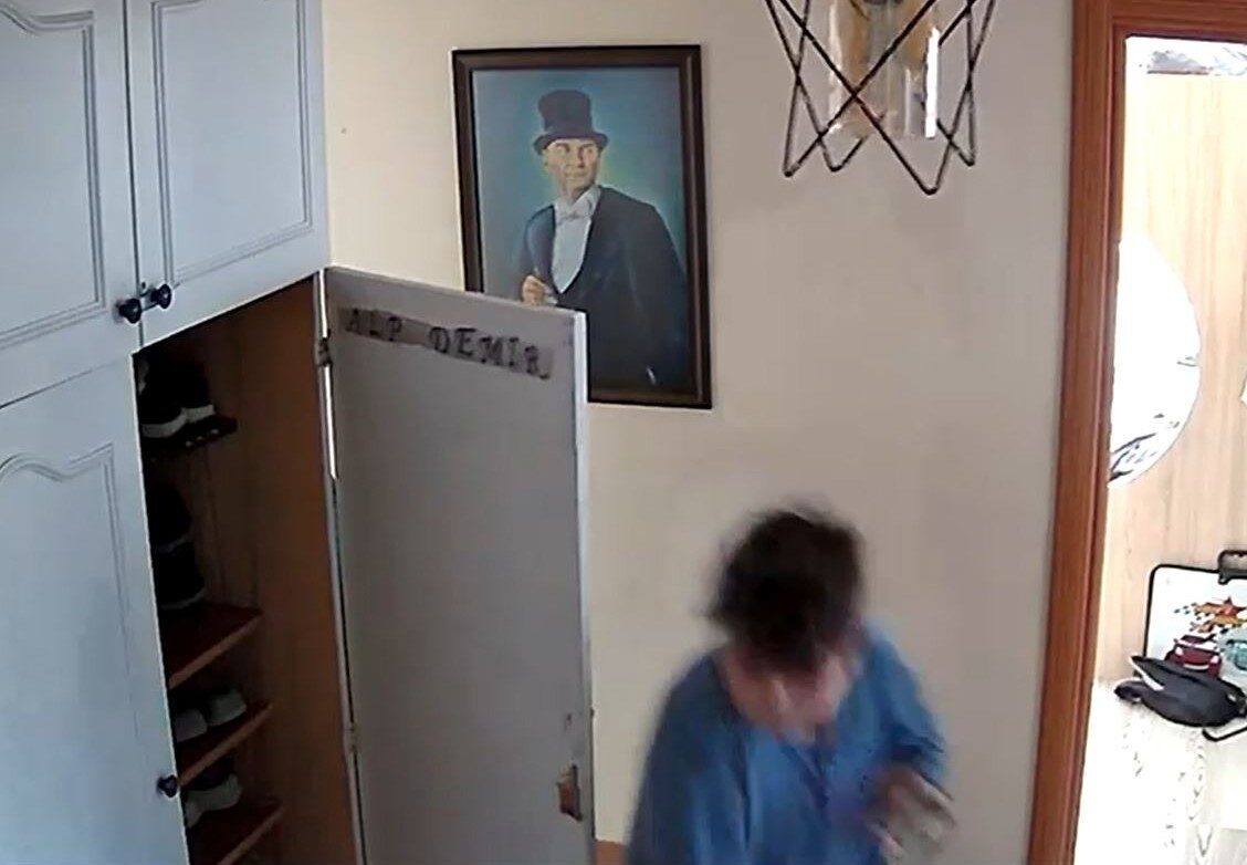 İstanbul’da evlerde yaşanan panik anları güvenlik kamerasına yansıdı. Görüntülerde, evde