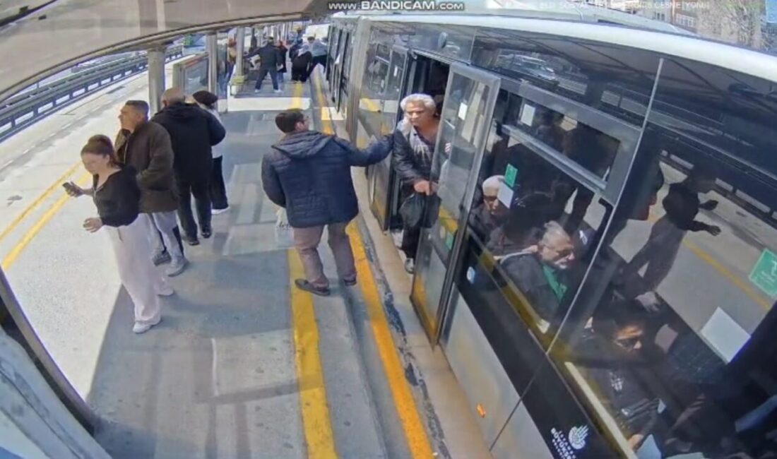 İstanbul’da yaşanan 6,2 büyüklüğündeki depreme metrobüste yakalananların panik anları kameraya