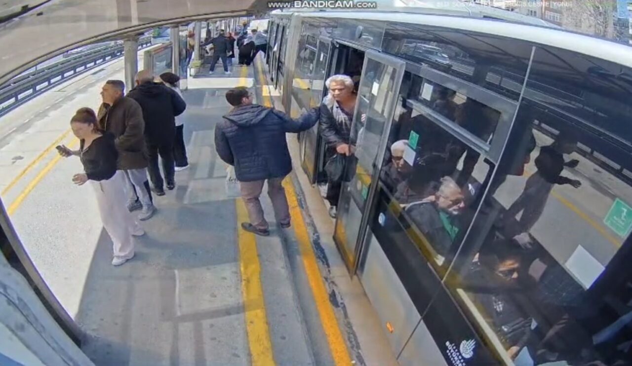 İstanbul’da yaşanan 6,2 büyüklüğündeki depreme metrobüste yakalananların panik anları kameraya