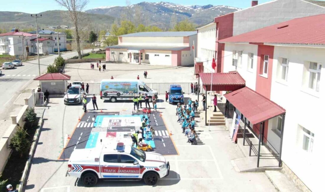 Bayburt İl Jandarma Komutanlığı Trafik Kısım Amirliği personellerince ilkokul ve