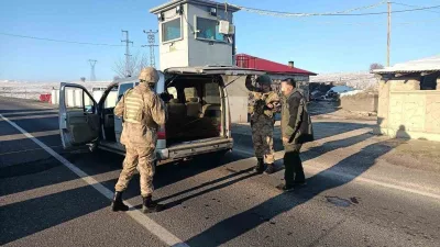 Erzurum’da jandarma ekipleri yurda kaçak yollara giren 20 düzensiz göçmeni