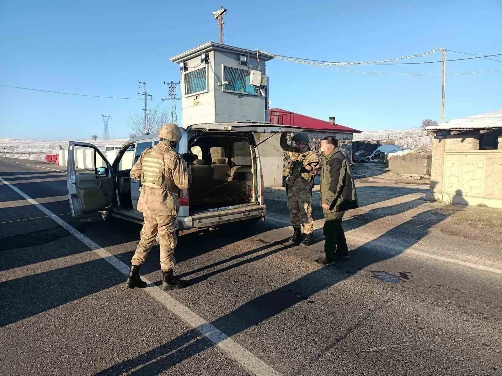 Erzurum’da jandarma ekipleri yurda kaçak yollara giren 20 düzensiz göçmeni
