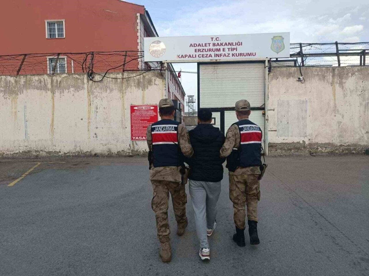 Erzurum’da jandarma ekipleri, düzensiz göçmenlere yönelik gerçekleştirdiği operasyonda 11 Afganistan