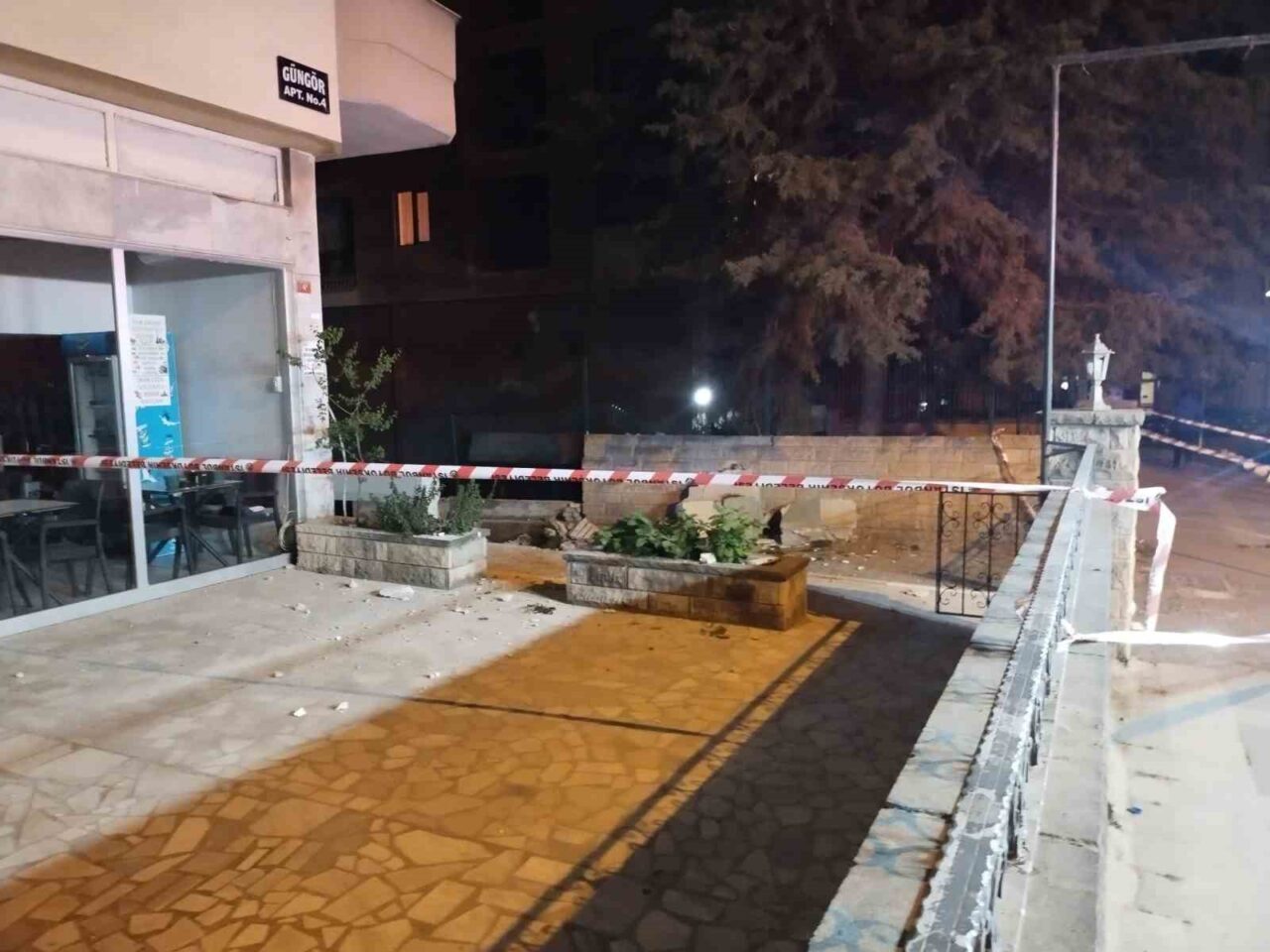 Kadıköy’de gece saatlerinde bir binanın balkonunda çökme meydana geldi. Olayda