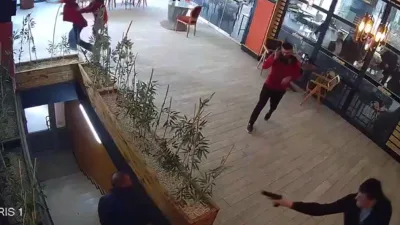 Kağızman’da bir kafeteryada Uzman Çavuş S.K.’nin (29), kendisine yan baktığını