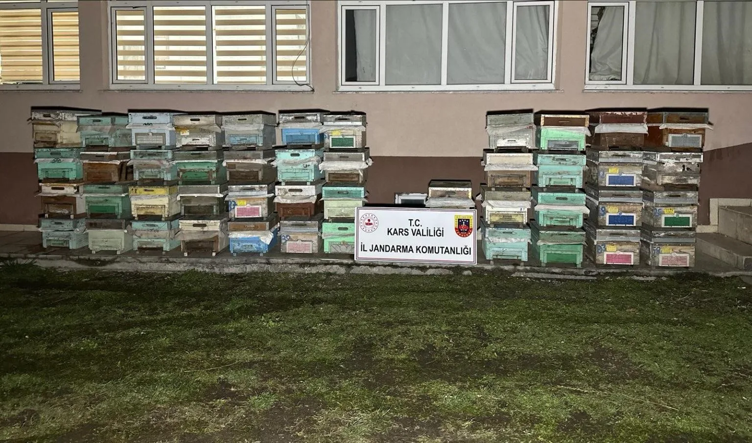 Kağızman’da arı kovanı hırsızları jandarma ekiplerince yakalandı. Kars’ın Kağızman ilçesinde