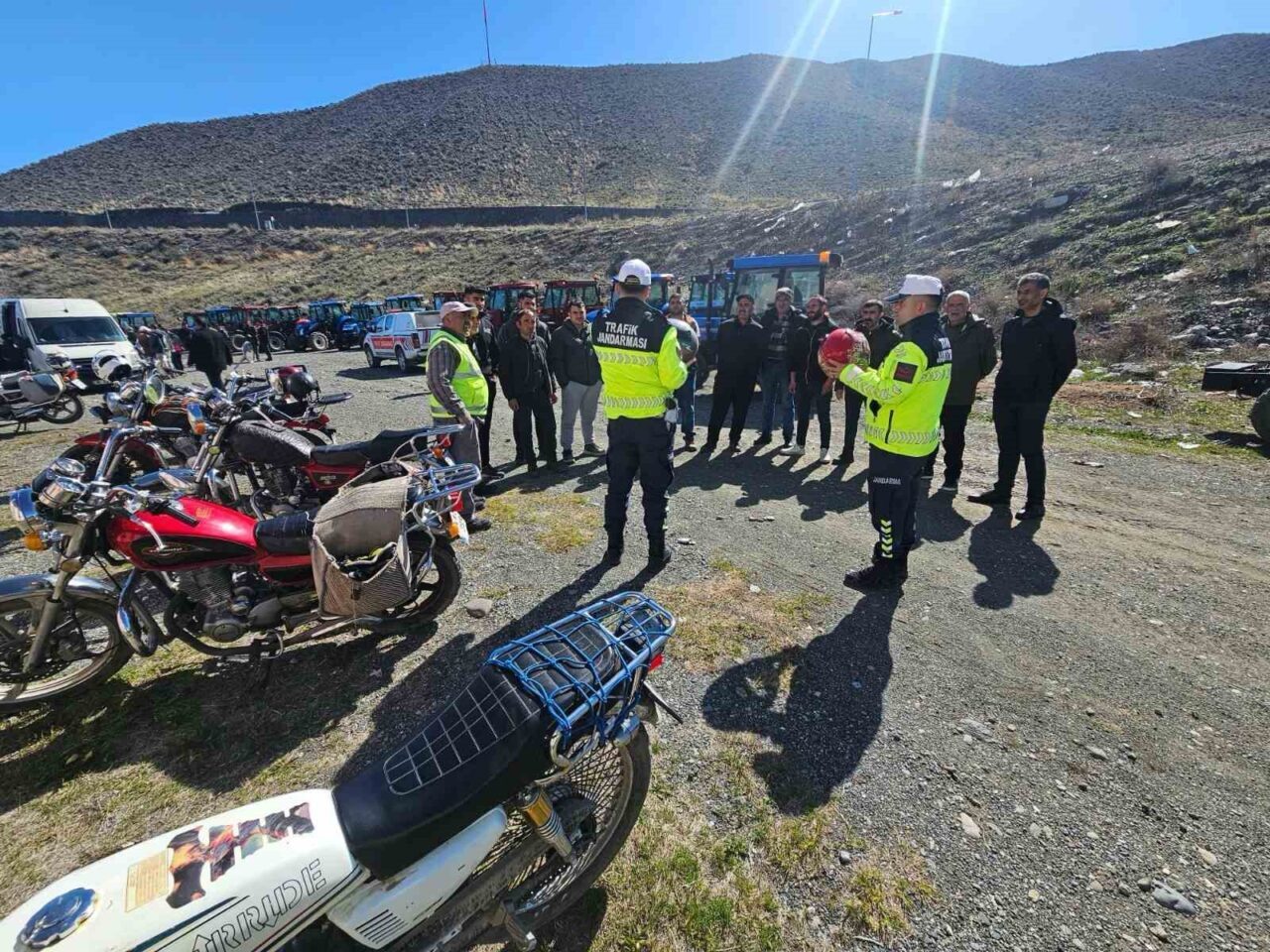 Kağızman’da motosiklet sürücüleri jandarma ekiplerince bilgilendirildi. Kars’ta İl Jandarma Komutanlığı
