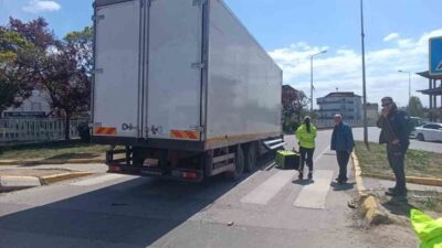 Kocaeli’nin Gebze ilçesinde kamyon ile çarpışan motosikletin sürücüsü yaralandı. Kaza,