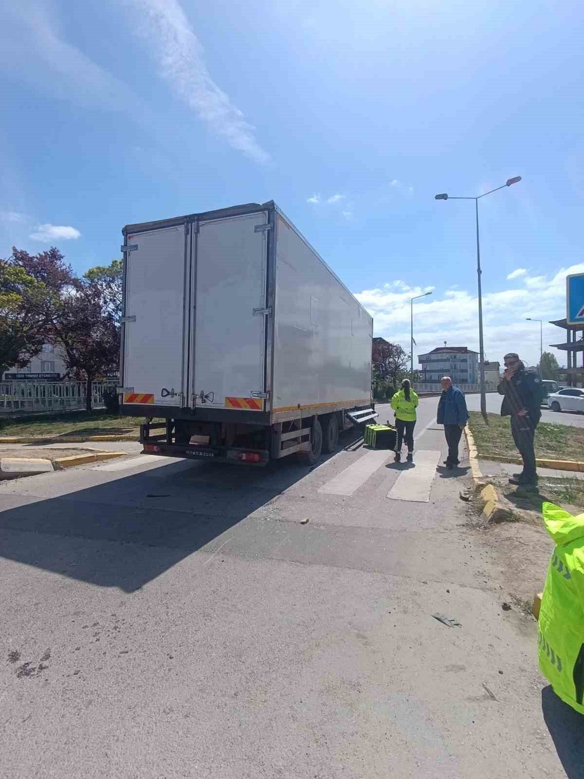 Kocaeli’nin Gebze ilçesinde kamyon ile çarpışan motosikletin sürücüsü yaralandı. Kaza,