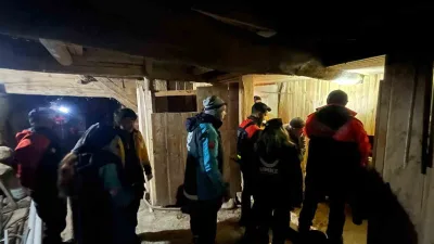 Kastamonu’nun Pınarbaşı ilçesinde yoğun kar sebebiyle yolu ulaşıma kapanan köydeki