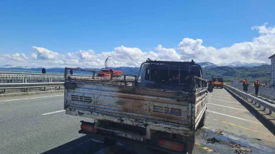 Trabzon’un Araklı ilçesinde seyir halindeki kamyonet motor bölümünden alev aldı.