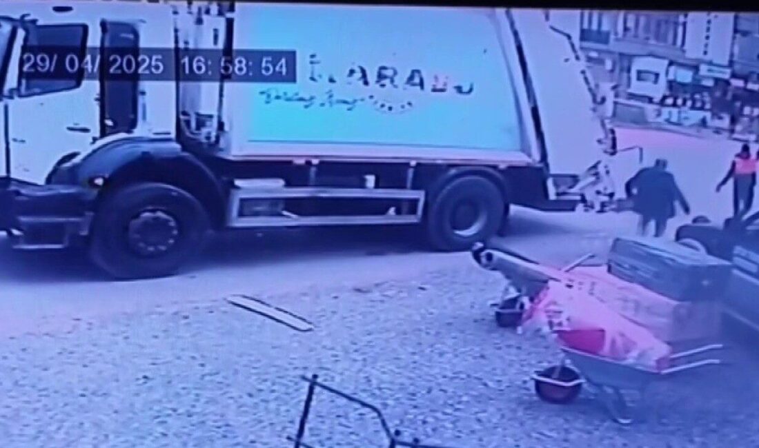 Sakarya’nın Karasu ilçesinde Karasu Belediyesi’ne ait çöp kamyonu, yolun karşısına