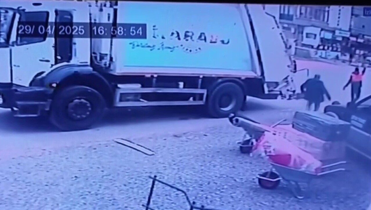 Sakarya’nın Karasu ilçesinde Karasu Belediyesi’ne ait çöp kamyonu, yolun karşısına