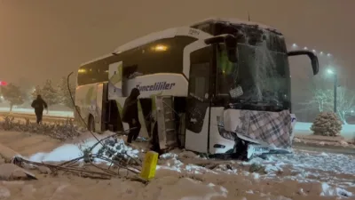 Erzincan’da yoğun kar yağışı kazaları da beraberinde getirdi. Karda kayan