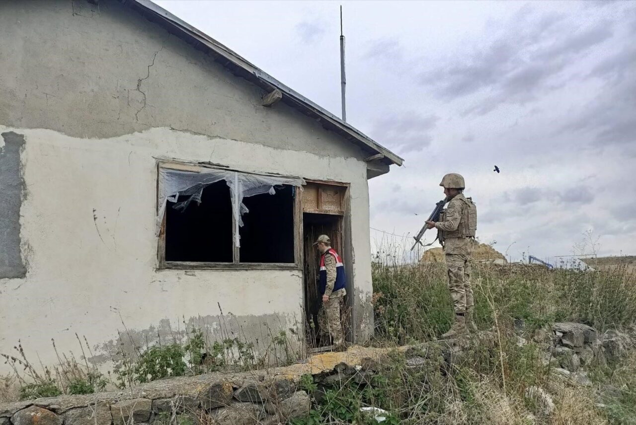 Kars’ta jandarma ekiplerince 2 bin 196 kişinin GBT sorgulaması yapılırken,