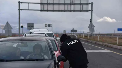 Kars polis ekipleri şehir genelinde güvenlik uygulaması gerçekleştiriyor. Asayiş, trafik