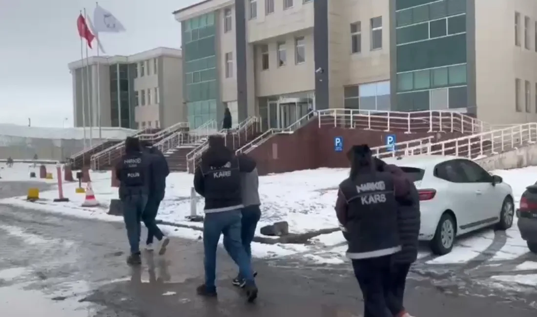 Kars’ta İranlı kurye ifade verdi, uyuşturucu tacirleri yakalandı Kars’ta geçtiğimiz günlerde makatında sakladığı uyuşturucu madde ile yakalanan İranlı