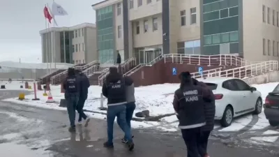 Kars’ta geçtiğimiz günlerde makatında sakladığı uyuşturucu madde ile yakalanan İranlı