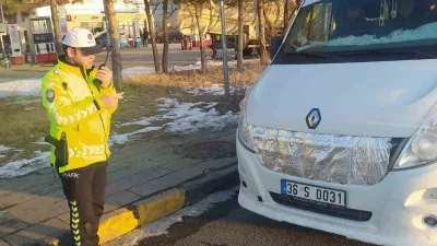 Kars'ta öğrenci servislerinin güvenliği için trafik ekipleri denetimler gerçekleştirdi. Ruhsat,