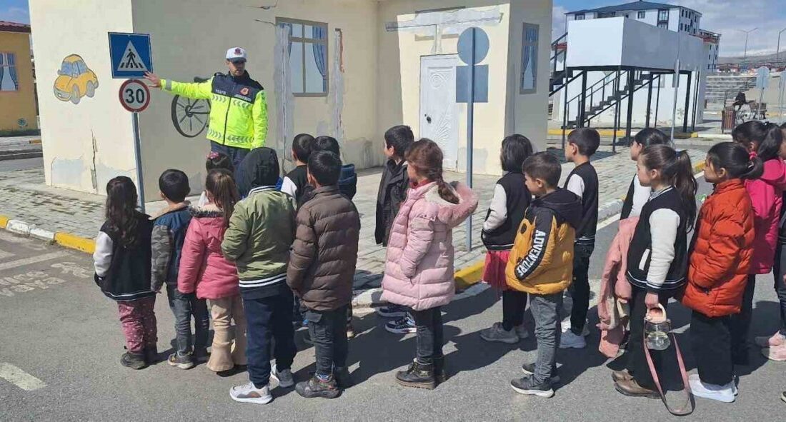Kars’ta jandarma ekiplerince öğrencilere yönelik trafik eğitimi verildi. Kars İl