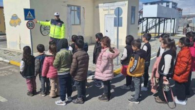 Kars’ta jandarma ekiplerince öğrencilere yönelik trafik eğitimi verildi. Kars İl