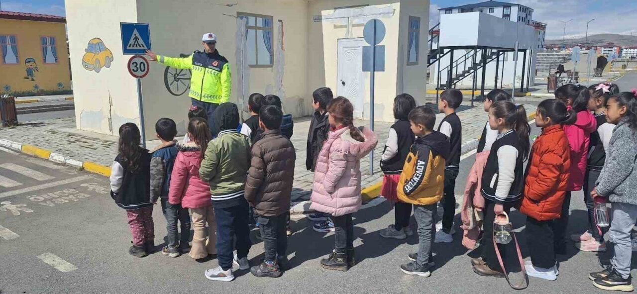 Kars’ta jandarma ekiplerince öğrencilere yönelik trafik eğitimi verildi. Kars İl