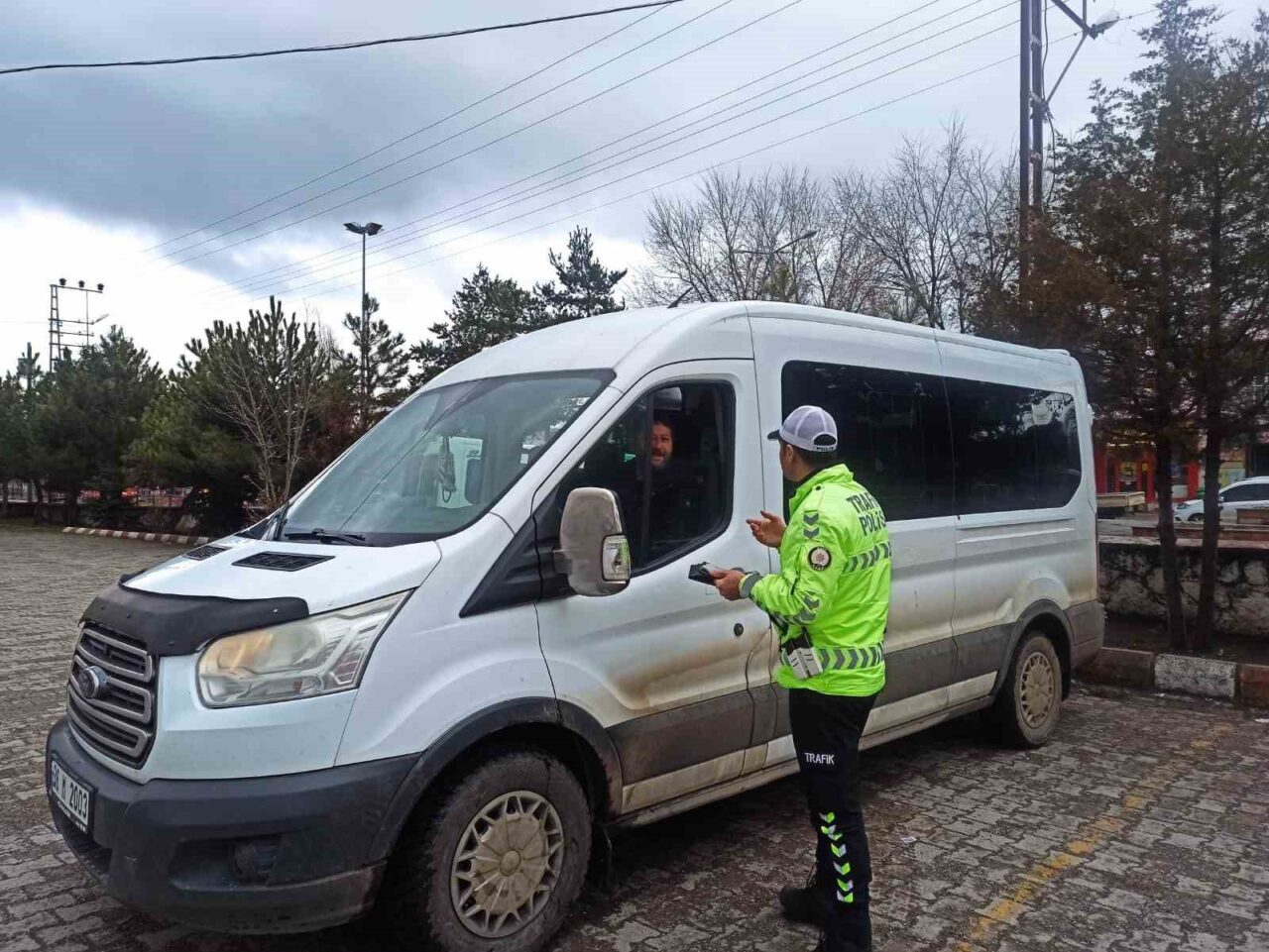 Kars’ta öğrenci servis taşımacılığına yönelik denetimler artırıldı. İl Emniyet Müdürlüğü