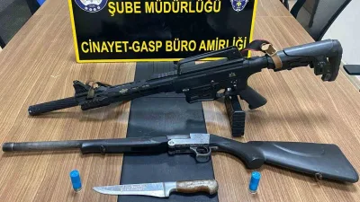 Kars’ta polis ekiplerince yapılan uygulamalarda çok sayıda silah ve mühimmat