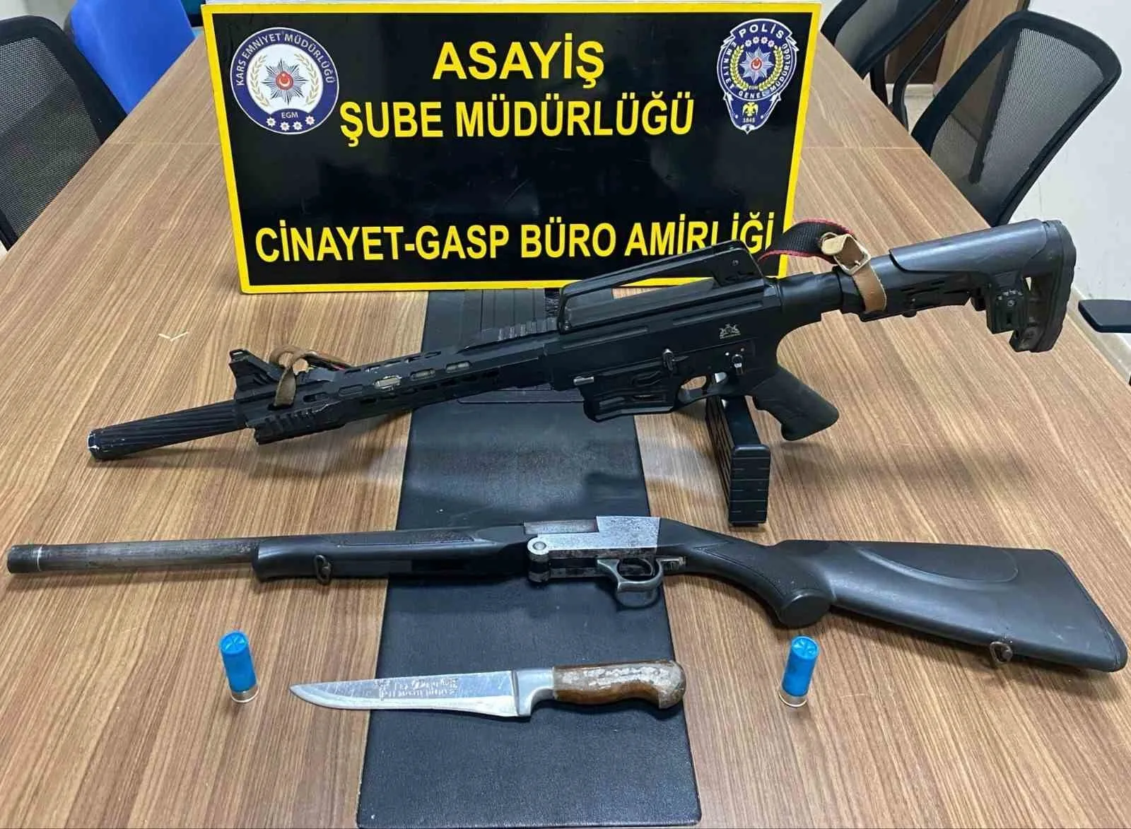 Kars’ta polis ekiplerince yapılan uygulamalarda çok sayıda silah ve mühimmat