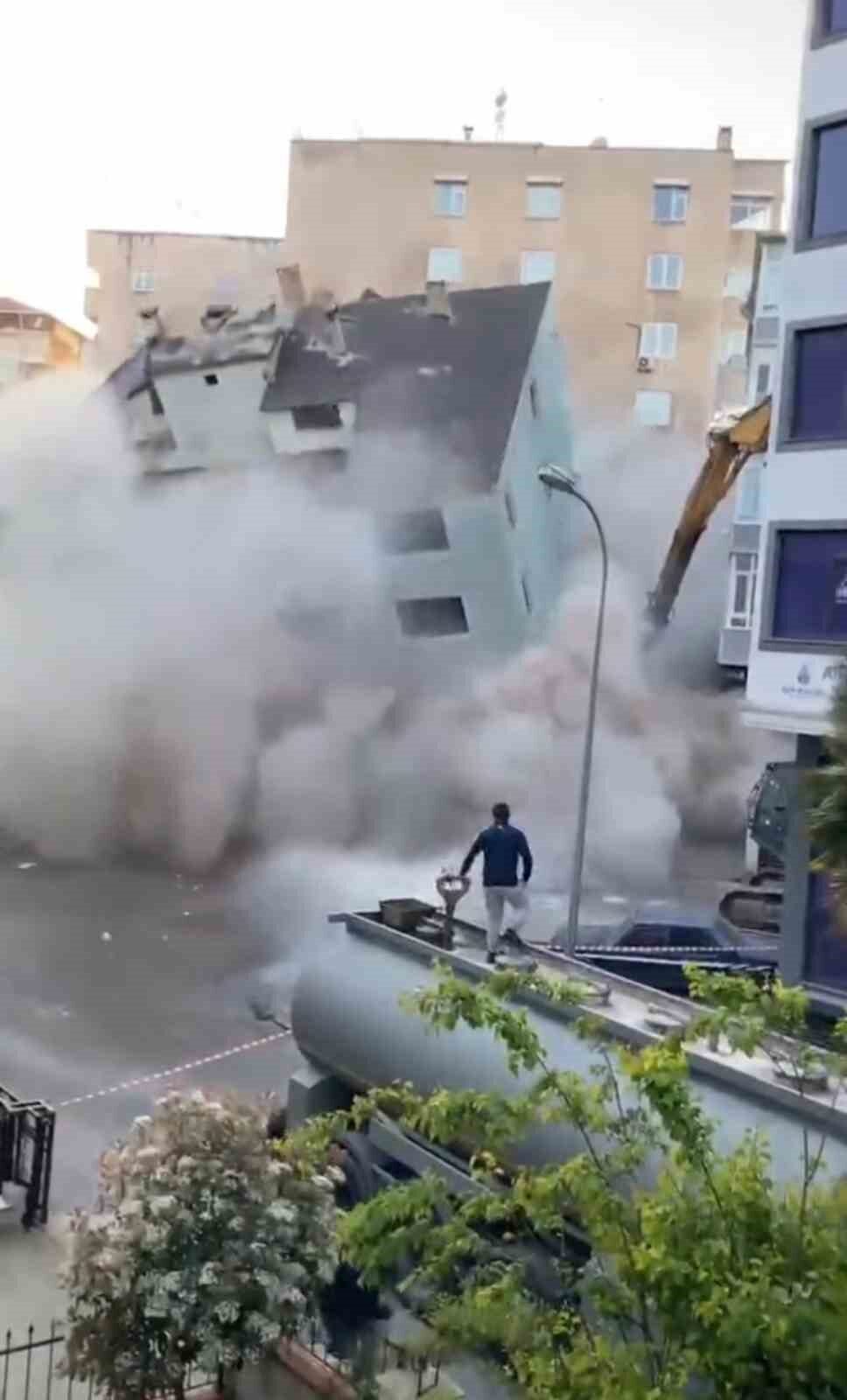 Kartal’da bir bina yıkım çalışması sırasında çöktü. Binanın 3 ay