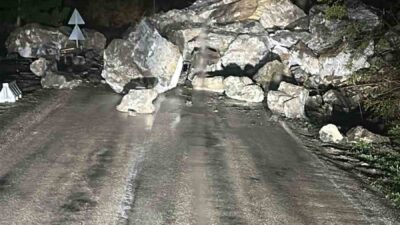 Kastamonu’nun Şenpazar ilçesinde Kastamonu-Cide karayolunda heyelan meydana geldi. Ekiplerin çalışmasıyla