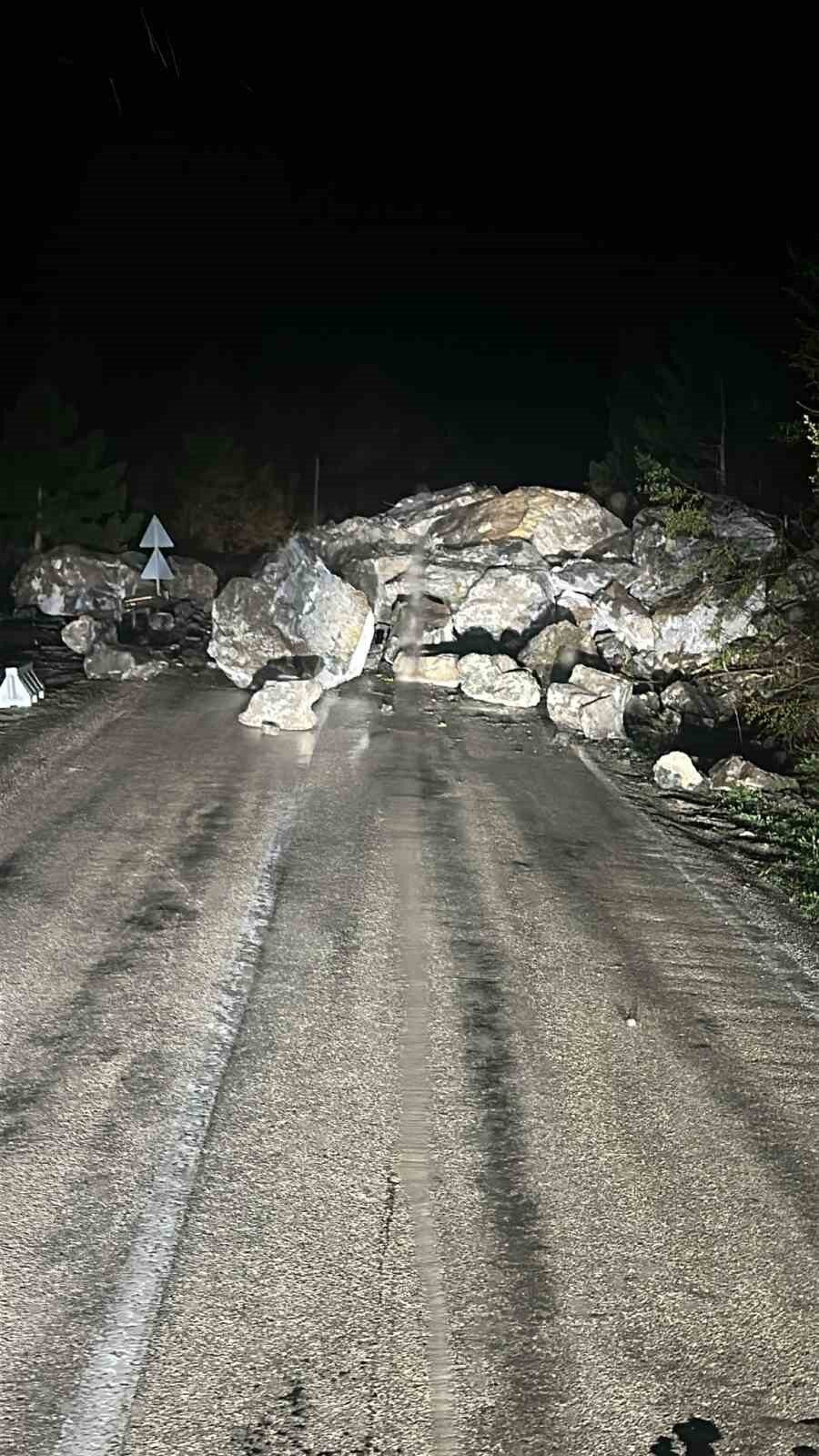 Kastamonu’nun Şenpazar ilçesinde Kastamonu-Cide karayolunda heyelan meydana geldi. Ekiplerin çalışmasıyla