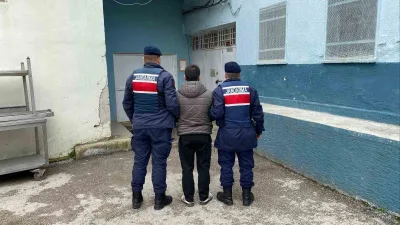 Kastamonu'da dolandırıcılıktan aranan C.K. isimli hükümlü, jandarma ekipleri tarafından yakalanarak