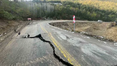 Kastamonu’nun Çatalzeytin ilçesine ulaşımın sağlandığı Devrekani-Çatalzeytin karayolu heyelan sebebiyle çöktü.