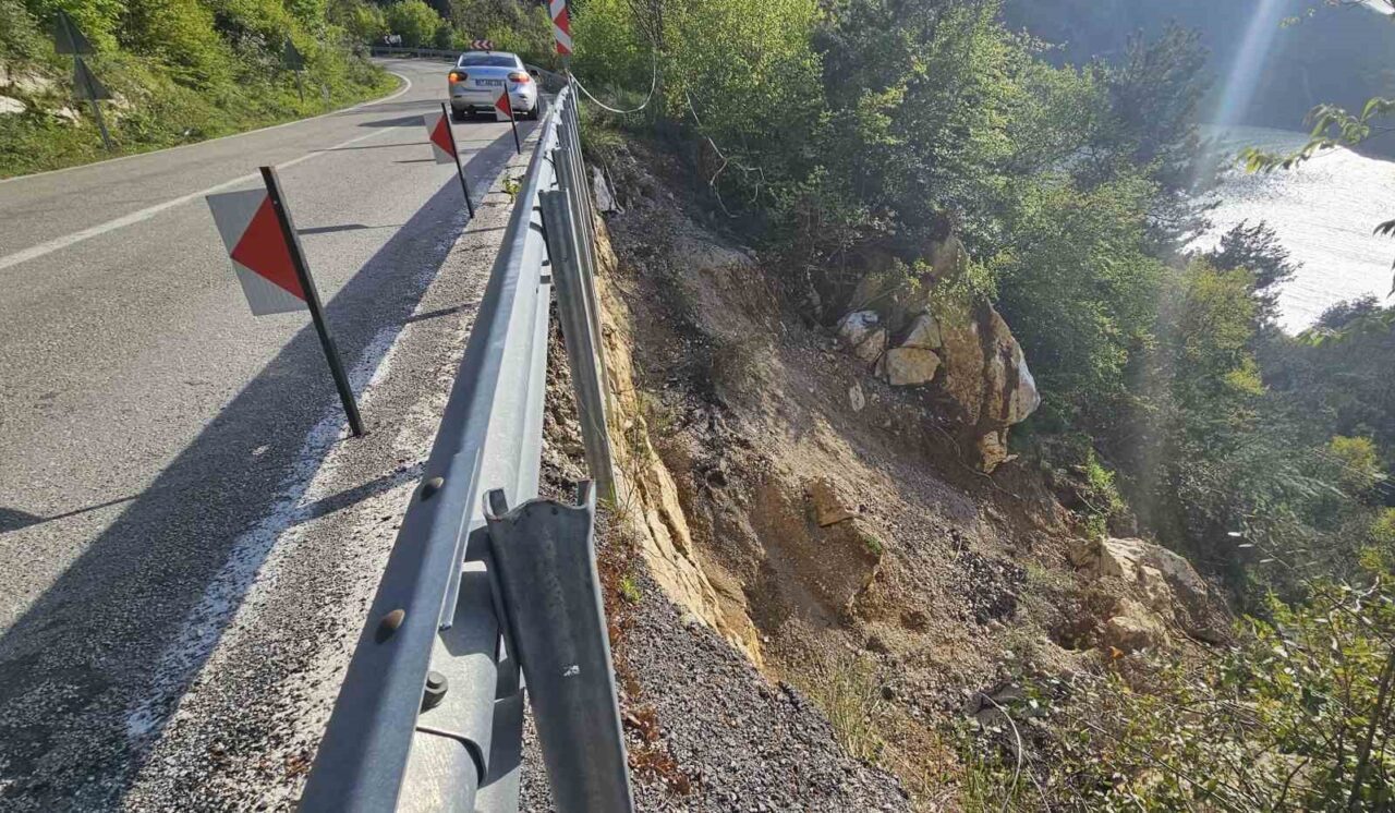 Kastamonu’nun Cide ilçesi ile Bartın arasında ulaşımın sağlandığı sahil yolunda