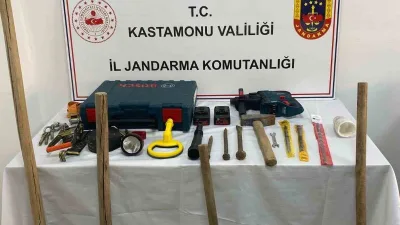 Kastamonu’da define bulmak için izinsiz kazı yaptıkları belirlenen 3 şahıs