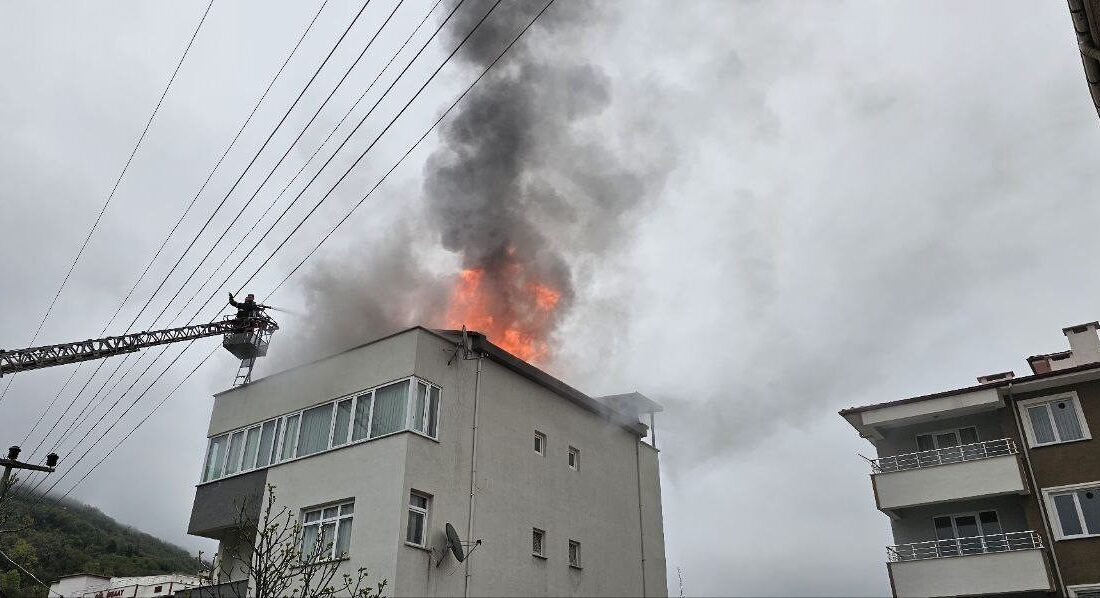 Kastamonu’nun Cide ilçesinde bir apartmanın çatı katında çıkan yangın itfaiye
