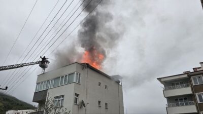 Kastamonu’nun Cide ilçesinde bir apartmanın çatı katında çıkan yangın itfaiye