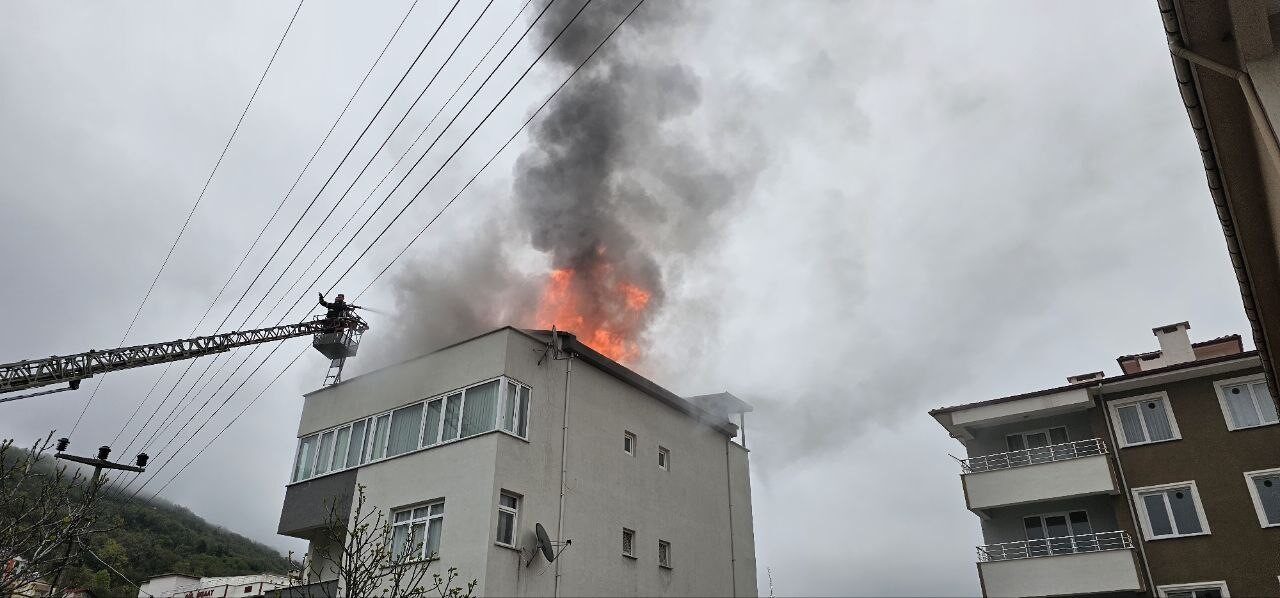 Kastamonu’nun Cide ilçesinde bir apartmanın çatı katında çıkan yangın itfaiye