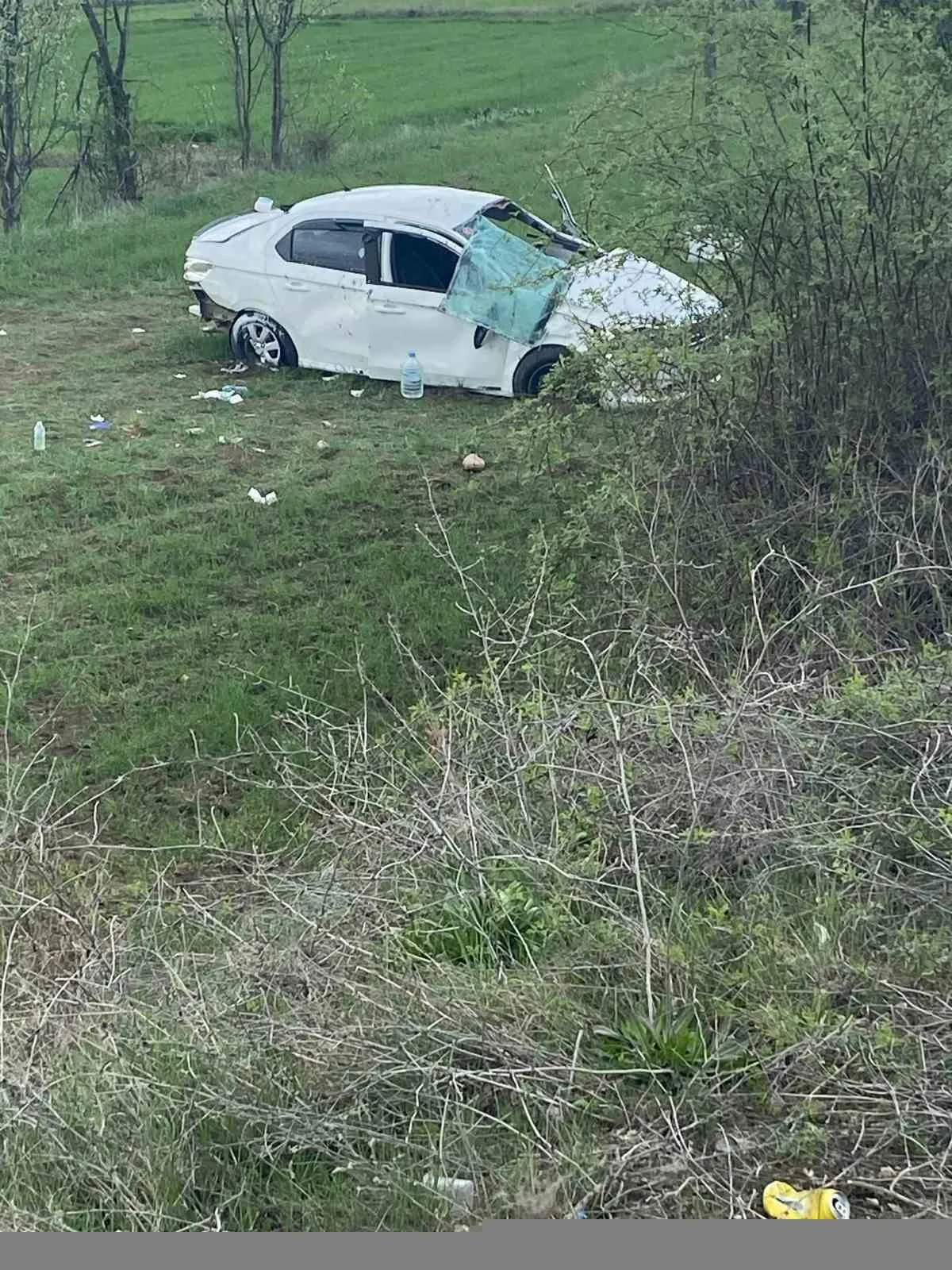 Kastamonu'nun Taşköprü ilçesinde otomobilin tarlaya yuvarlanması sonucu 3 kişi yaralandı.