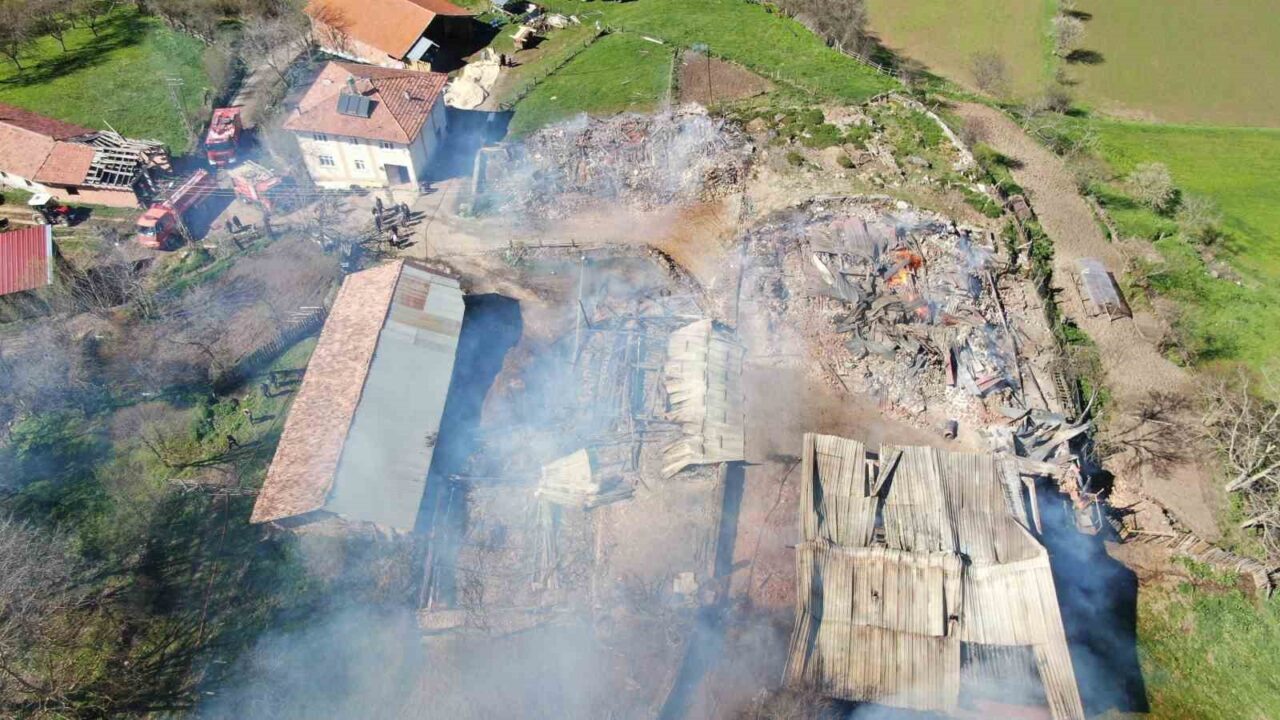 Kastamonu’da elektrik panosunun patlaması neticesinde çıkan ve 3 ev ve