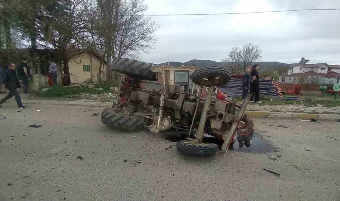 Kastamonu’nun Daday ilçesinde traktör ile beton malzemesi taşıyan tır çarpıştı.