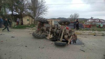 Kastamonu’nun Daday ilçesinde traktör ile beton malzemesi taşıyan tır çarpıştı.