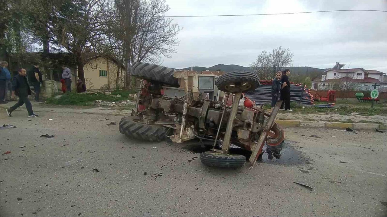 Kastamonu’nun Daday ilçesinde traktör ile beton malzemesi taşıyan tır çarpıştı.