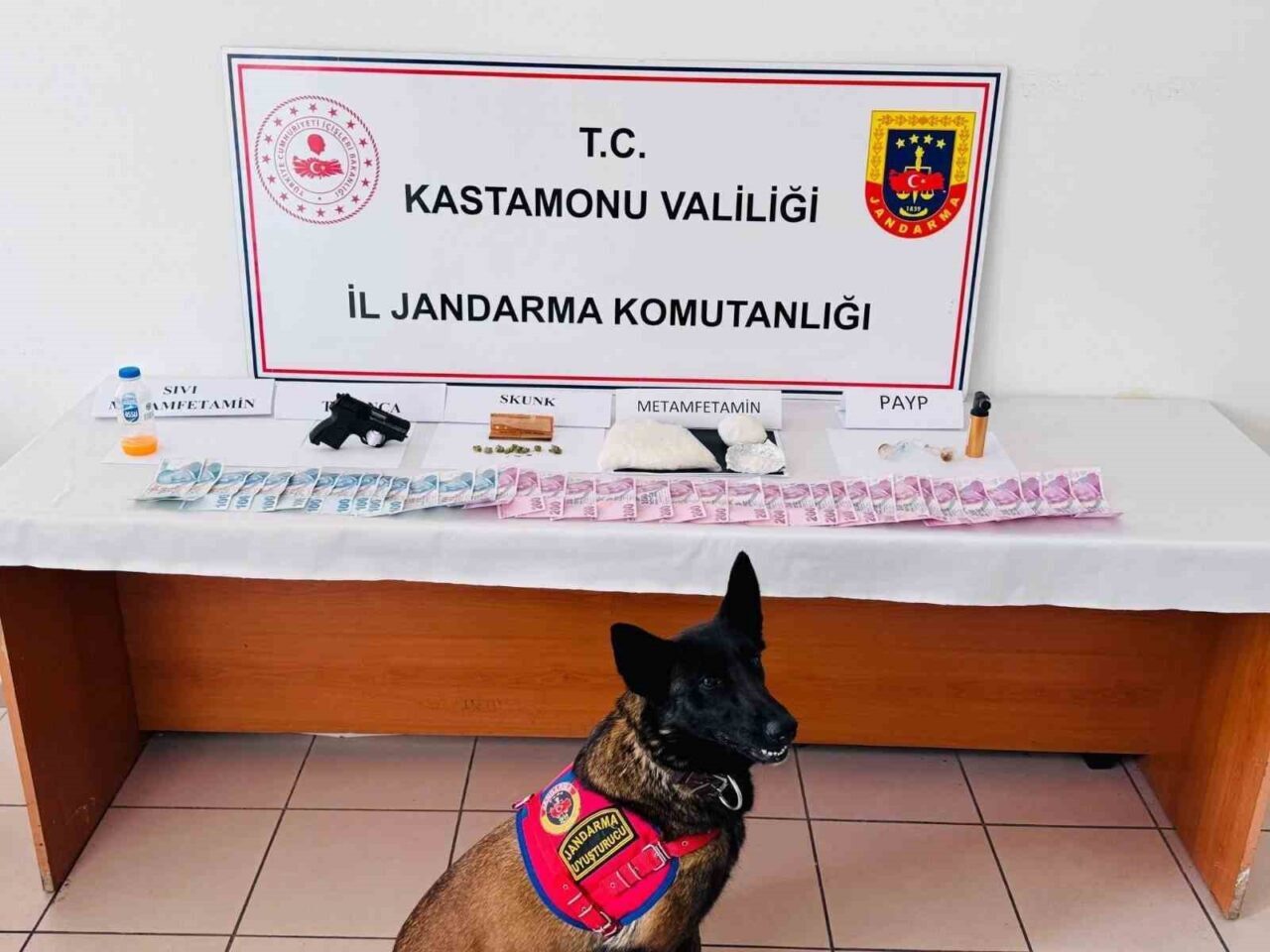 Kastamonu’da jandarma ekipleri tarafından uyuşturucu operasyonunda gözaltına alının 3 şüpheli