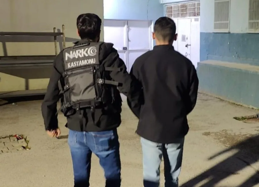 Kastamonu’da ’uyuşturucu ticareti’ suçundan aranan şahıs polis ekipleri tarafından yakalanarak